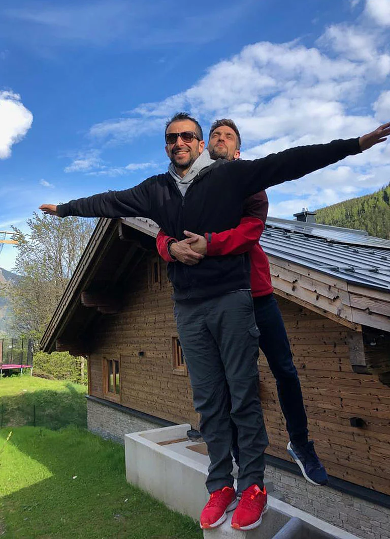 SNK Titanic Michael Kirchberger und Federico zuluaga-Knorr stellen die Szene aus Titanic an der Spitze des Schiffs nach.