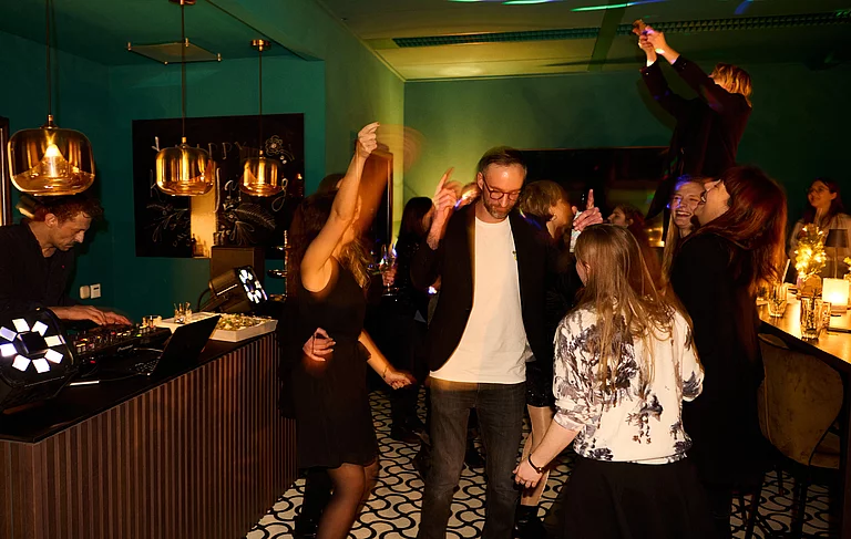 Dance like nobody's watching Bild von der SNK Weihnachtsfeier auf dem getanzt wird