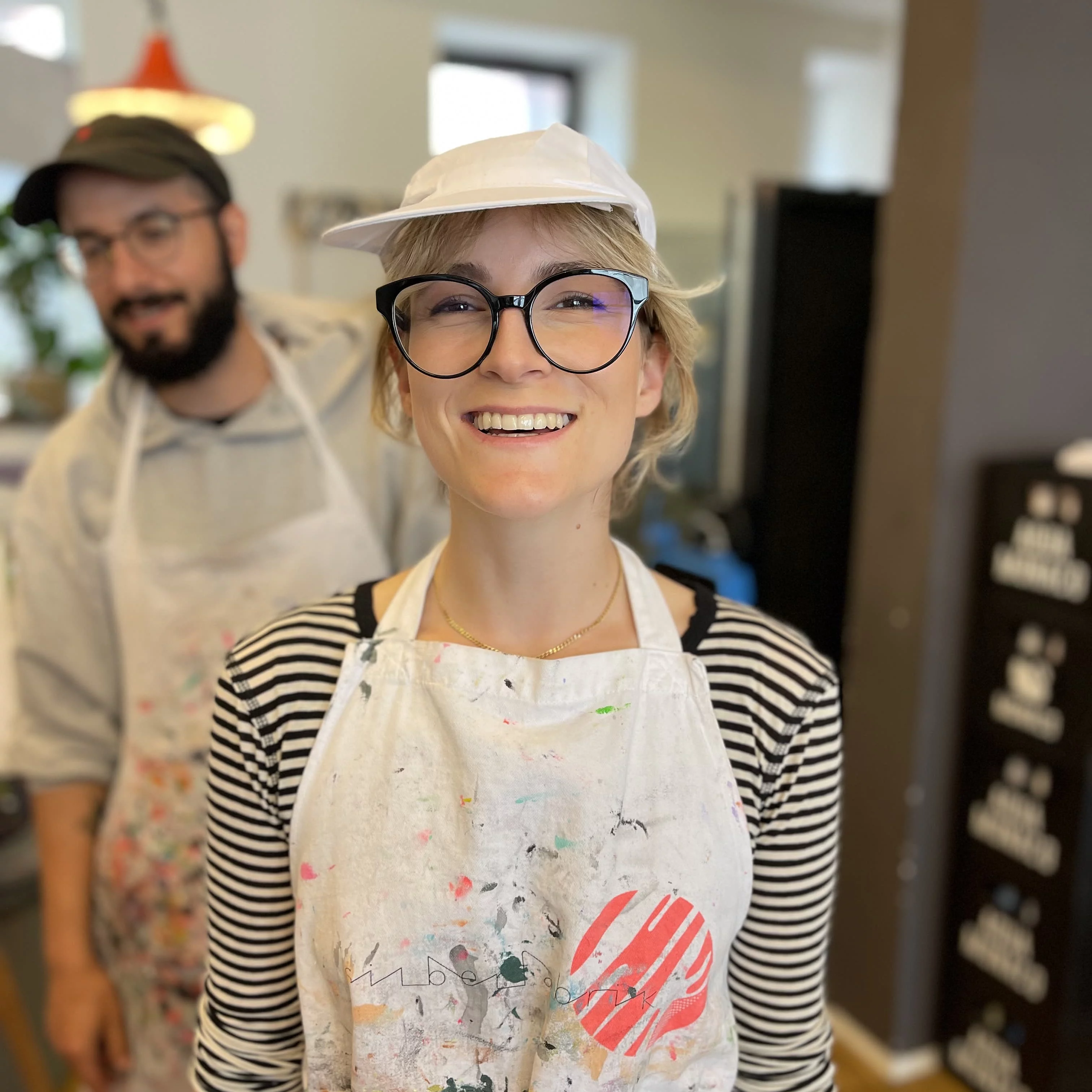 Foto: Eine Mitarbeiterin beim Teamevent schaut fröhlich in die Kamera