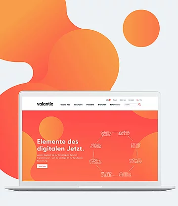 Ein Screenshot zeigt die Startseite der neuen Website von valantic vor den Farben rot und orange der neuen Markenidentität.
