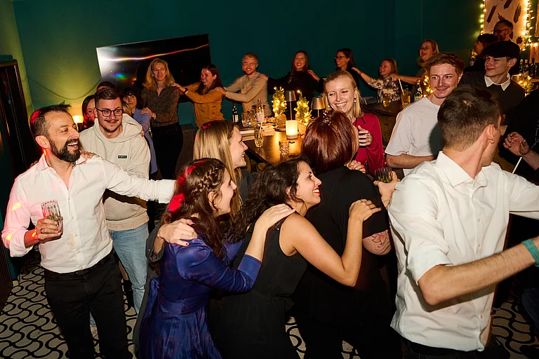 SNK Christmas polonaise Foto: Mitarbeitende von SNK machen auf der Weihnachtsfeier eine Polonaise