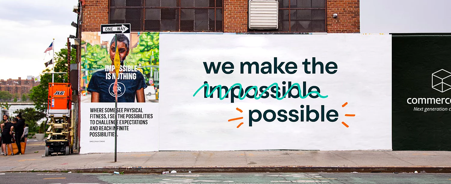 Zu sehen ist ein Straßenplakat, das impliziert das Unmögliche Mögliche zu machen, in Zusammenhang mit Commercetools von der Designagentur SNK