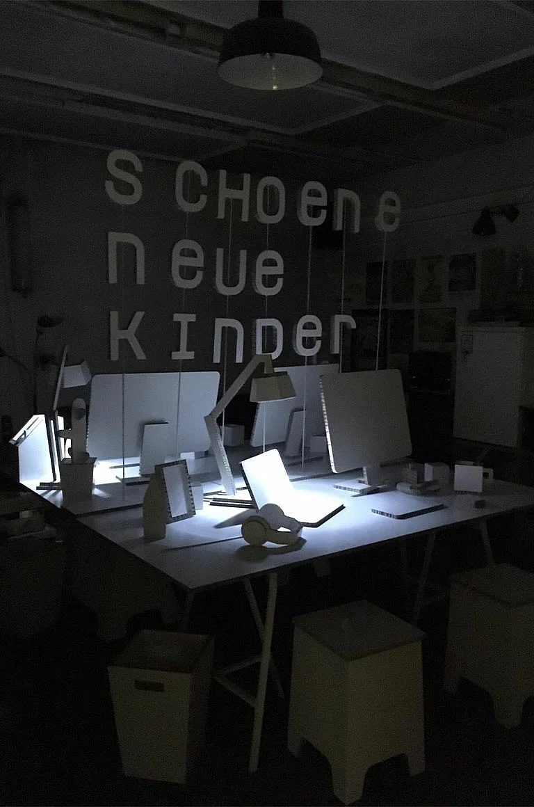 Workstation made from cardboard Foto: ein komplett aus Papier hergestellter Arbeitsplatz von der Toca Me.