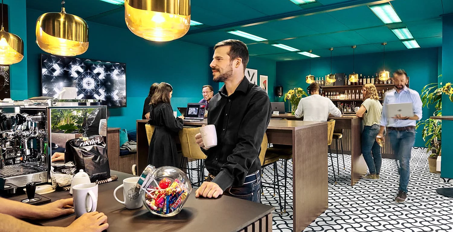 Bild einer Szene im Social Room von SNK aus dem Menschen Kaffee trinken